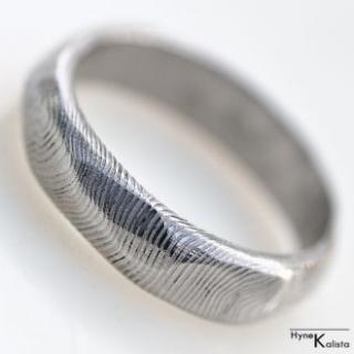 Ručně kovaný prsten z oceli damasteel