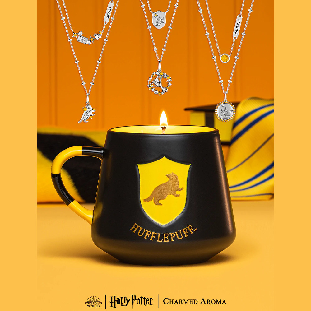 Vonná svíčka s náhrdelníkem Harry Potter koleje Mrzimor