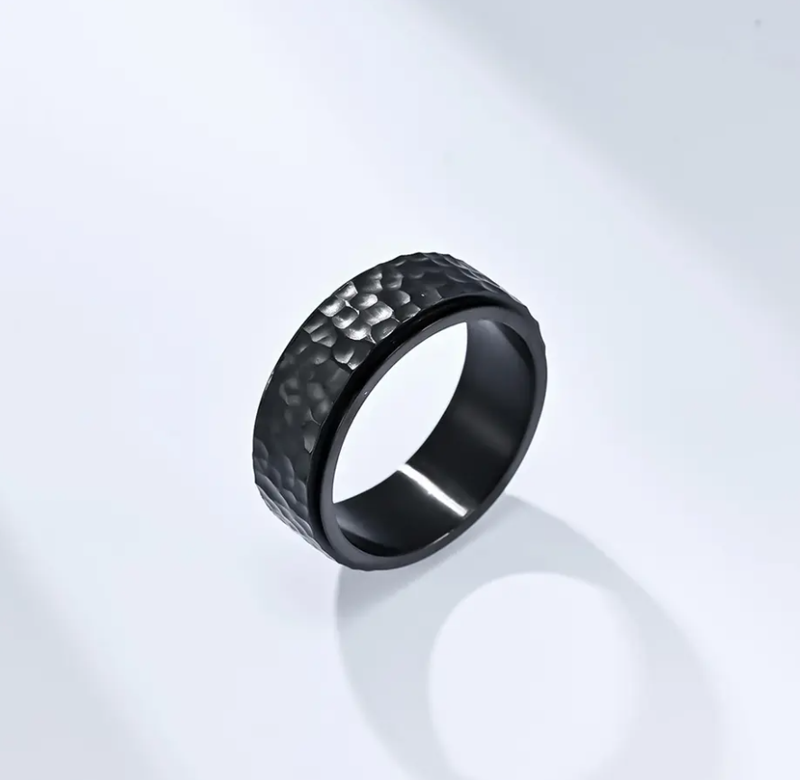 Točící černý prsten se vzorem kladiva