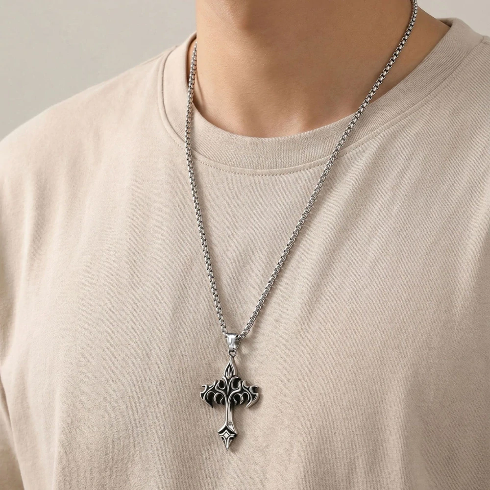 Náhrdelník z nerezové oceli s křížem Fleur-de-Lis