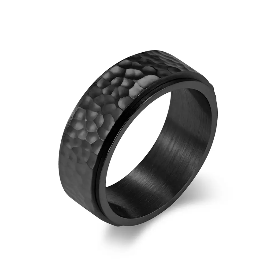 Točící černý prsten se vzorem kladiva