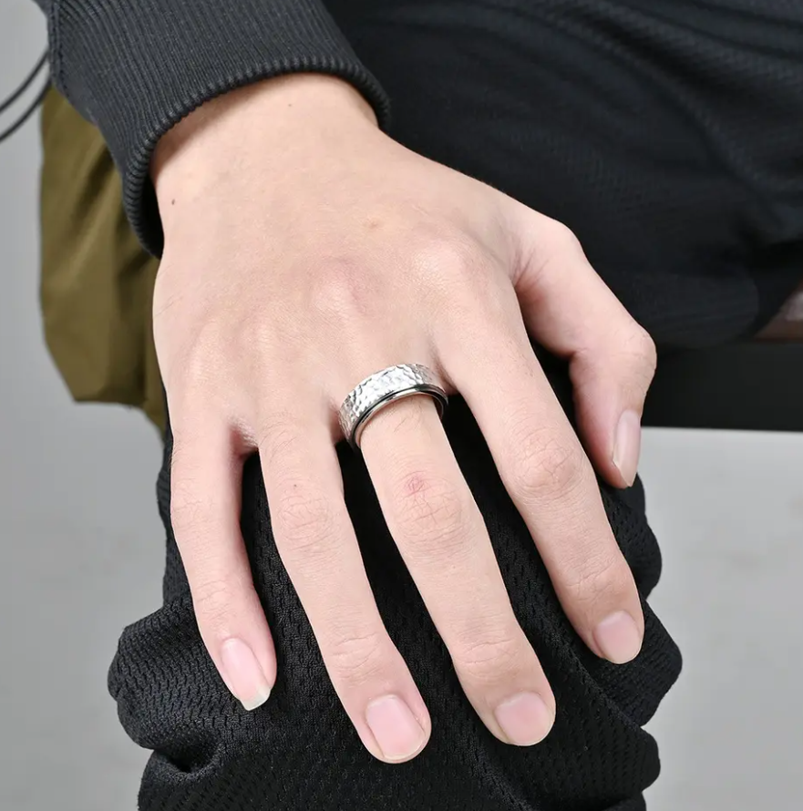 Točící prsten se vzorem kladiva