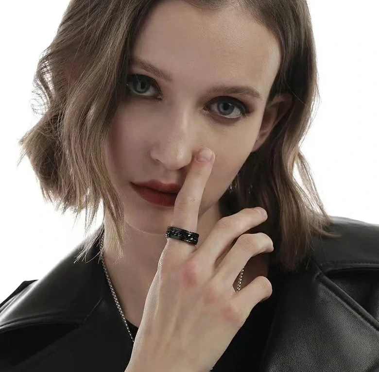 Černý prsten z nerezové oceli s řetězem