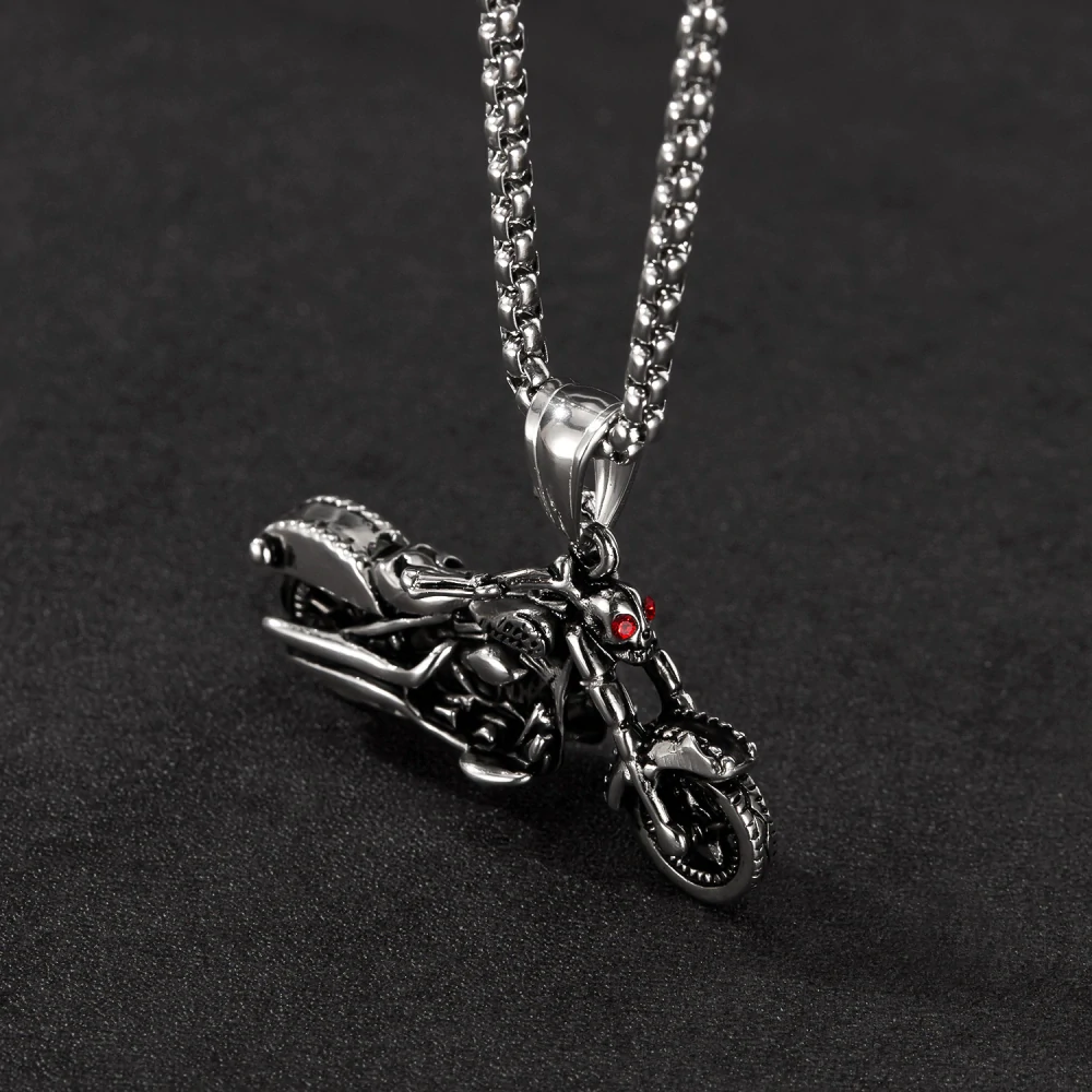 Drsný pánský náhrdelník s motorkou a červenými CZ