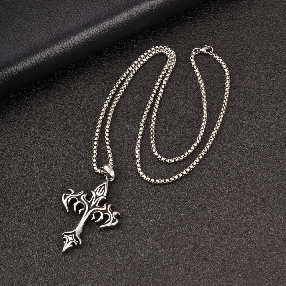 Náhrdelník z nerezové oceli s křížem Fleur-de-Lis