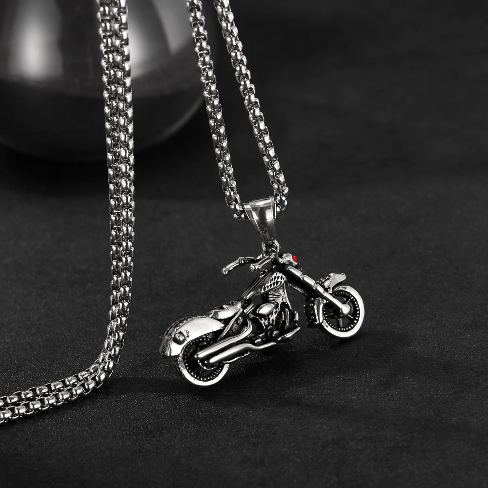 Drsný pánský náhrdelník s motorkou a červenými CZ